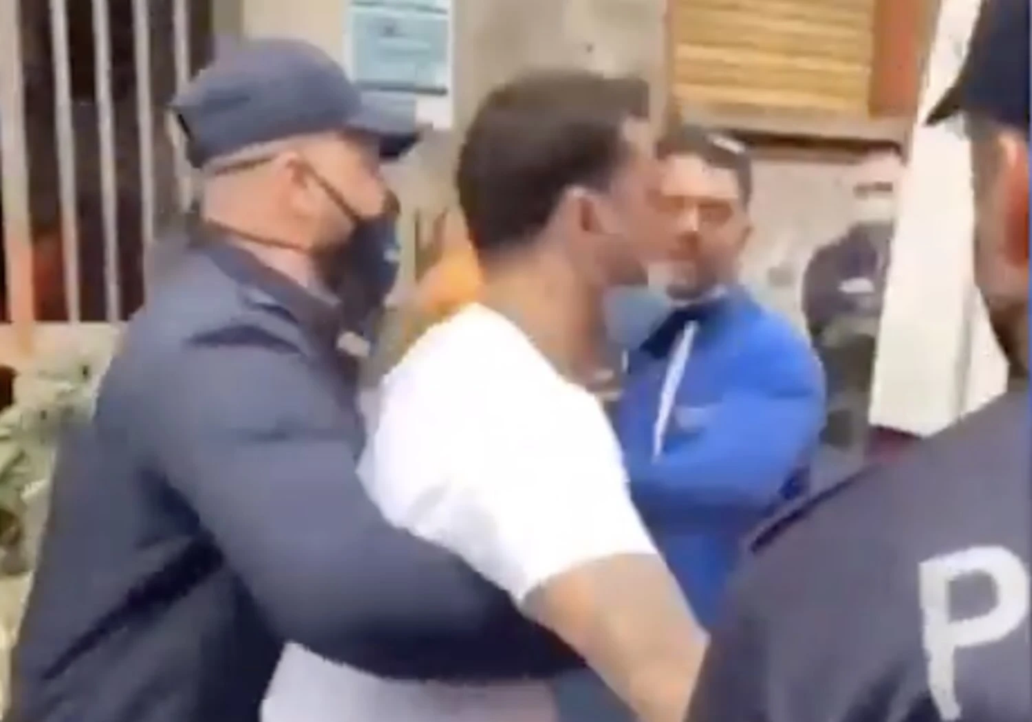 Fabrizio Corona condannato a 7 mesi, quella volta che urlò contro la polizia e spaccò il vetro di un’ambulanza – Il video