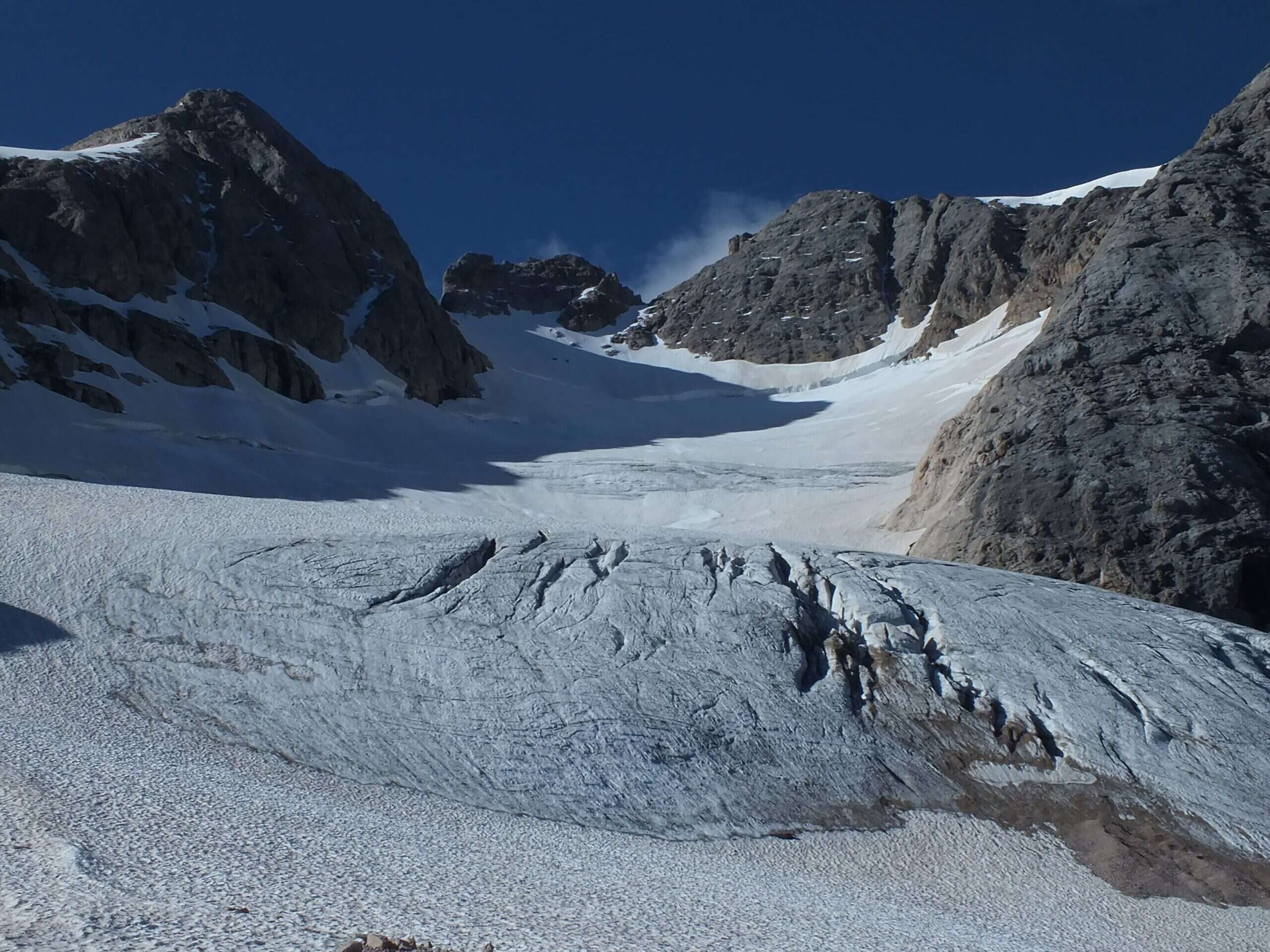 Ghiacciai, l’allarme degli scienziati: la Marmolada scomparirà entro il 2040. E sull’Adamello rispunta la neve caduta negli Anni ’80