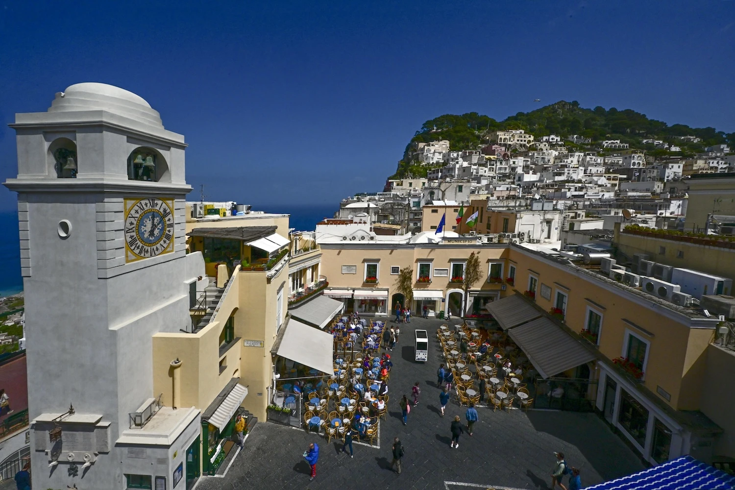 Capri senza acqua potabile, il sindaco blocca tutti gli arrivi. Caos agli imbarchi: «Niente turisti finché non si risolve il guasto»