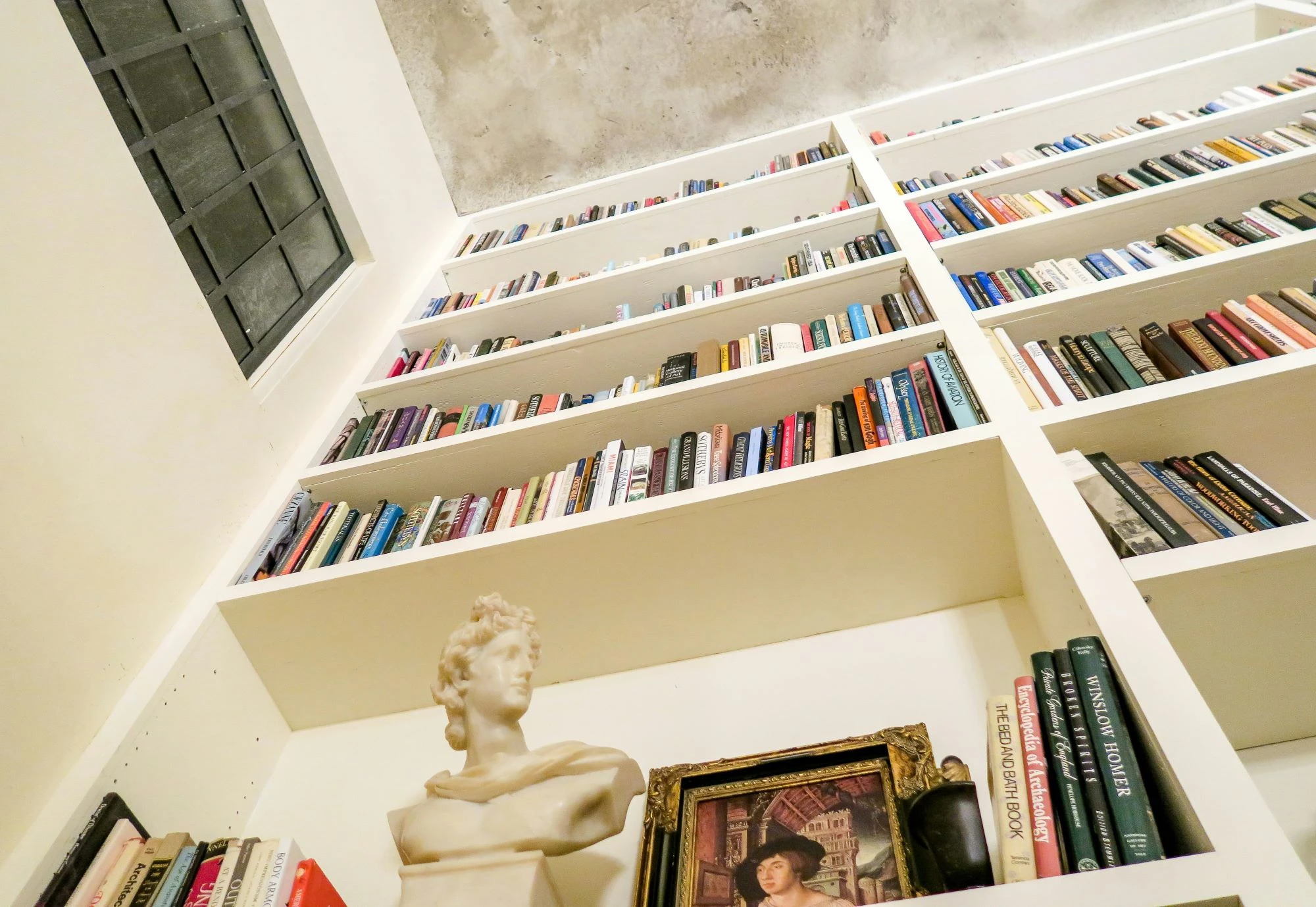 Roma, anziano becca il ladro in casa intento a leggere un libro: arrestato