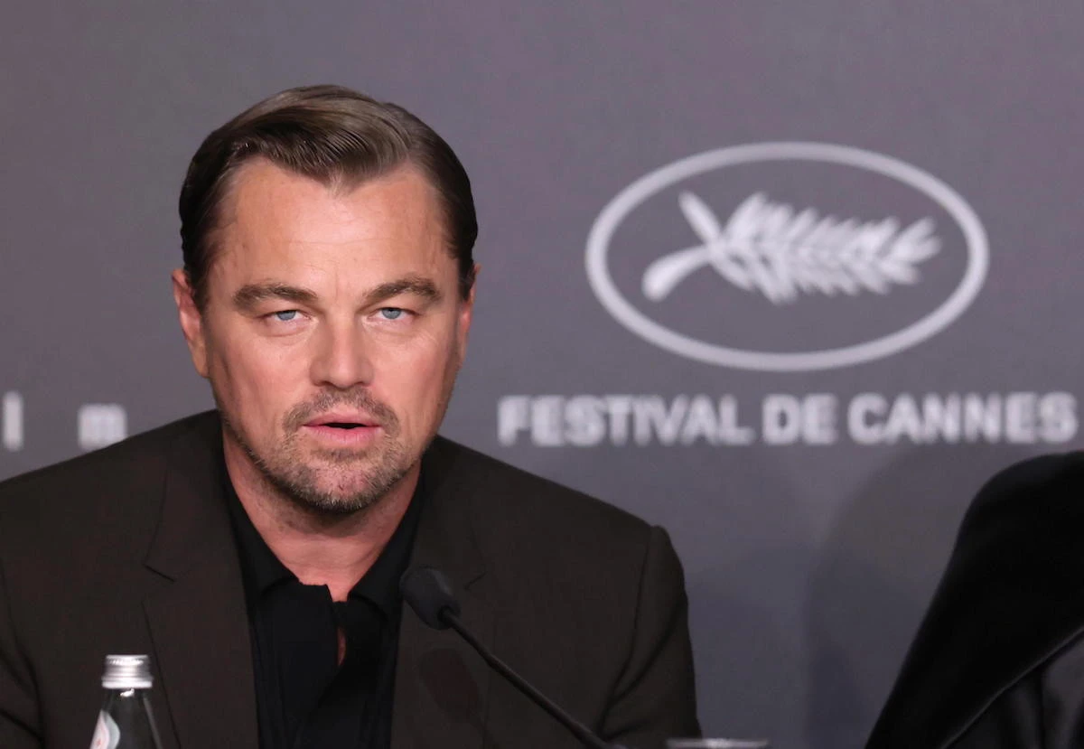 «Vuoi incontrare Leonardo DiCaprio?»: super-fan dell’attore paga 7mila euro ma è una truffa. La denuncia a Milano di una 48enne