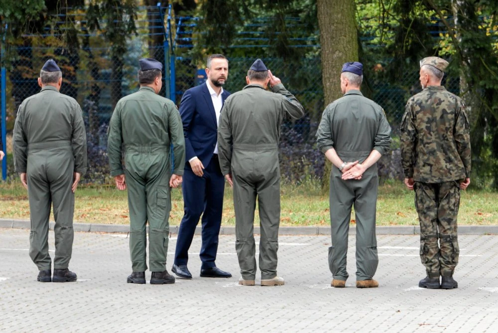 Polacy burzą się po katastrofie w Radomiu, mówią o zagranicy. Były pilot ma radę dla... polityków