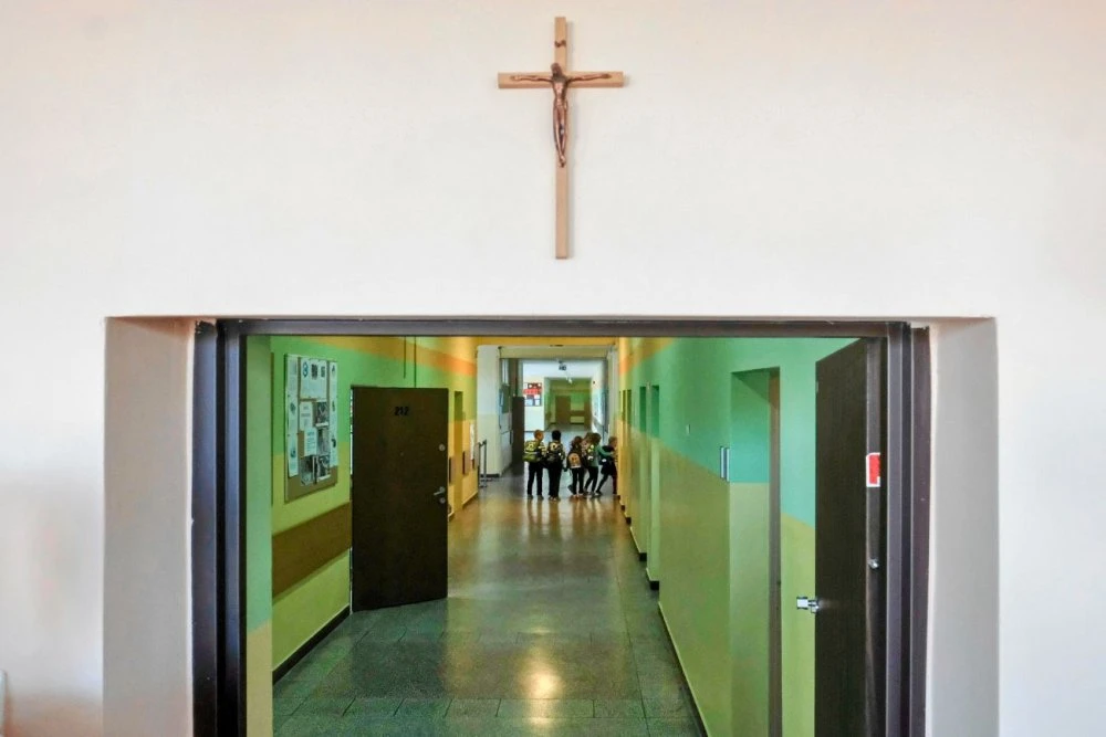 Awantura o krzyż w niemieckiej szkole. Byłe uczennice wygrały w sądzie