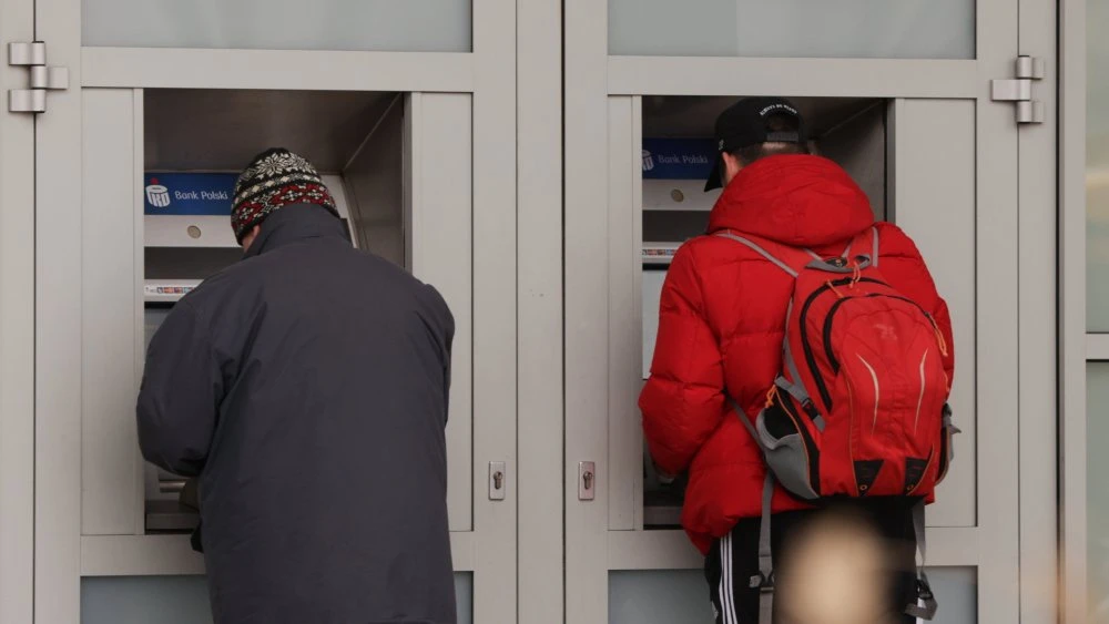 Duży polski bank alarmuje klientów. Przez nowe oszustwo można stracić oszczędności życia