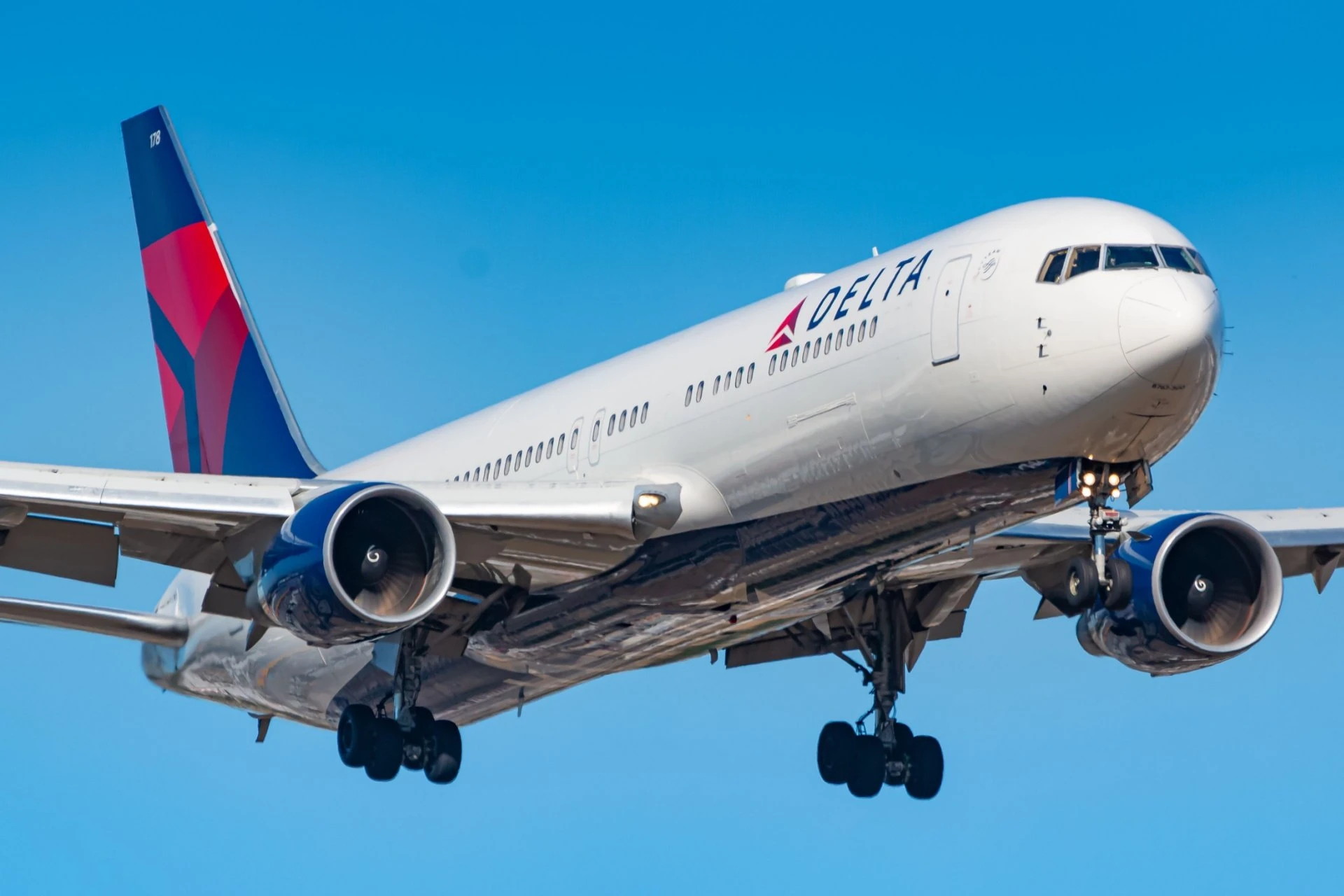 “42 millions de dollars l’unité et 10 tonnes” : voici le plus gros moteur d’avion au monde qui équipera le Boeing 777X