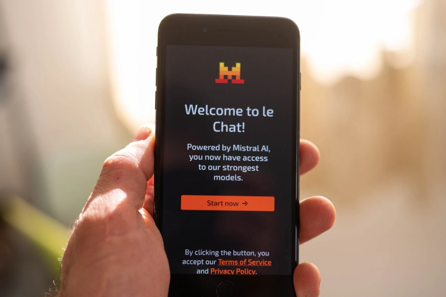 Moins sexy que ChatGPT mais plus rapide : j’ai testé Le Chat, l’IA française qui monte en flèche