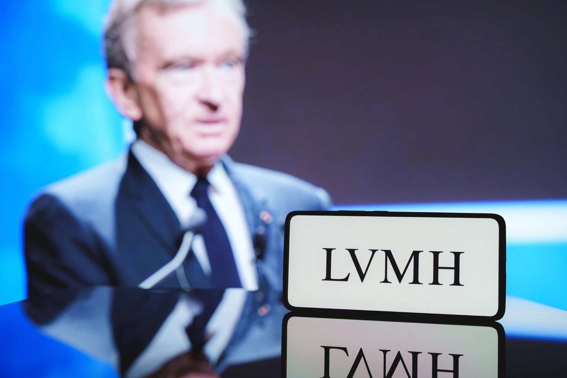 L’empire LVMH vacille et la fortune de Bernard Arnault fond à vue d’œil, pourquoi ?