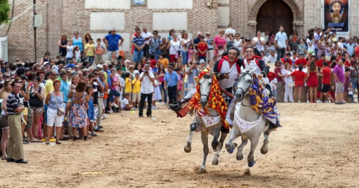 
         Más de 440 años cabalgado en un abrazo por Santiago Apóstol: los 'caballos enjaezados' de El Carpio de Tajo 
    