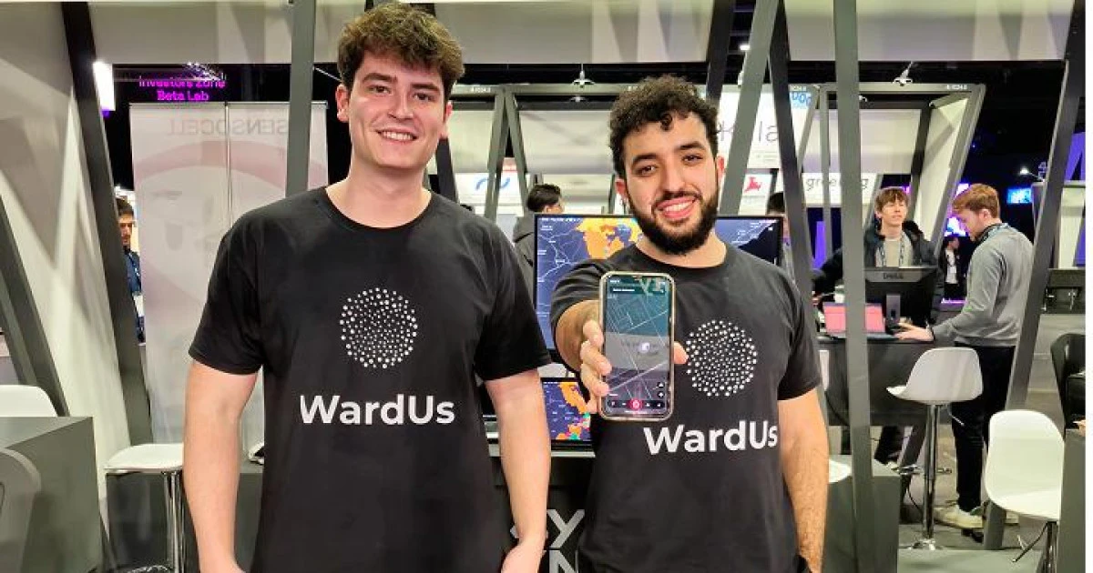 
         Dos jóvenes crean una app para ir más seguro por la calle: «Yendo al colegio, nos acorralaron para robarnos» 
    