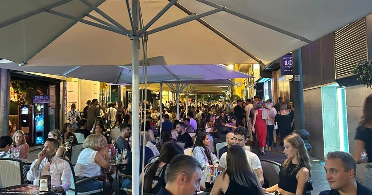 
         «Nos han convertido en los malos de la película»: Alicante silencia su Casco Antiguo con la ZAS y enciende la batalla con la hostelería 
    