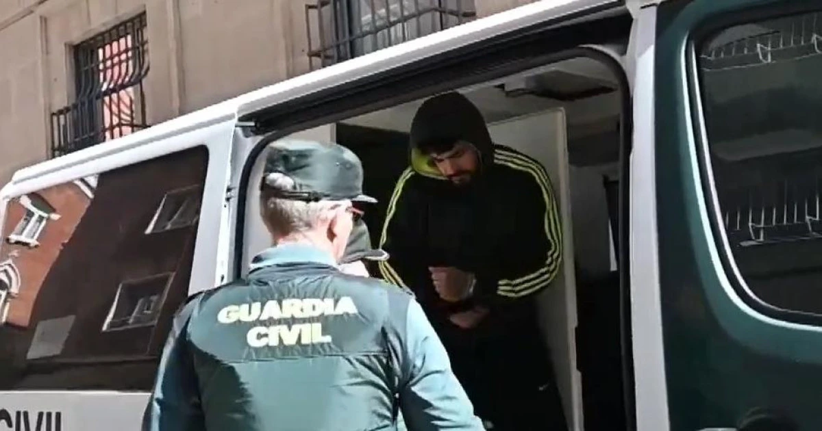 
         Violan y secuestran a una mujer, se estrellan con un coche robado e intentan llevarse el de la Guardia Civil 
    