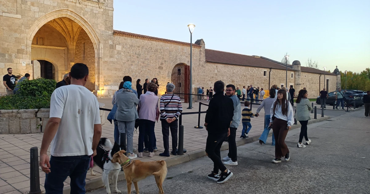 
         Los Banderas entran por la puerta de atrás y los (pocos) vecinos que los esperaban se quedan sin verlos: «Nos da igual» 
    