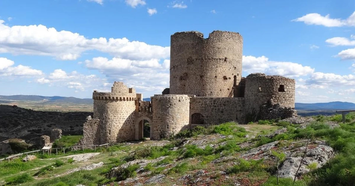 
         La villa medieval abandonada en Cuenca que se resiste a morir en sus ruinas: El Conjunto Histórico de Moya 
    
