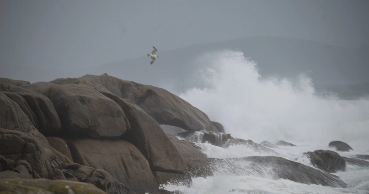 
         Estas son las provincias gallegas en alerta por el temporal: olas de hasta 7 metros y fuertes rachas de viento 
    