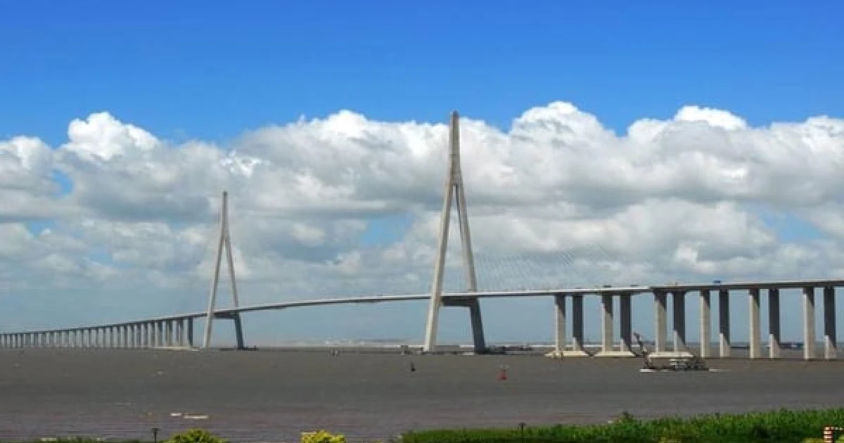 
         El puente colgante chino que se inaugura tras 30 años de trabajo: «Es el más largo del mundo» 
    