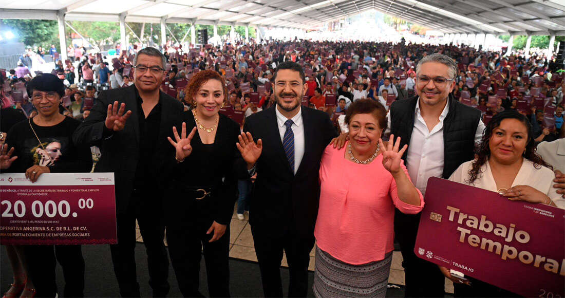 Martí Batres entrega apoyos de programas para fomento al trabajo y la economía social