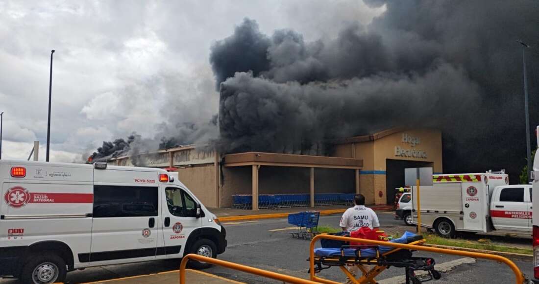 FOTOS y VIDEO ¬ Tienda de Walmart se incendia en Zapopan; no hay reportes de heridos