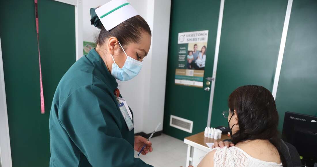 El IMSS arranca vacunación para Covid e Influenza; conoce AQUÍ las fechas y detalles