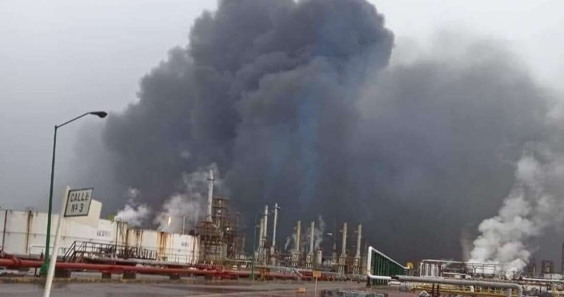 VIDEO ¬ Sofocan incendio en la refinería de Salina Cruz; no reportan heridos