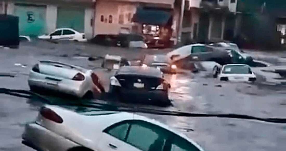 VIDEO: Río en Tejupilco, Edomex, se desborda; inunda casas y arrastra varios autos