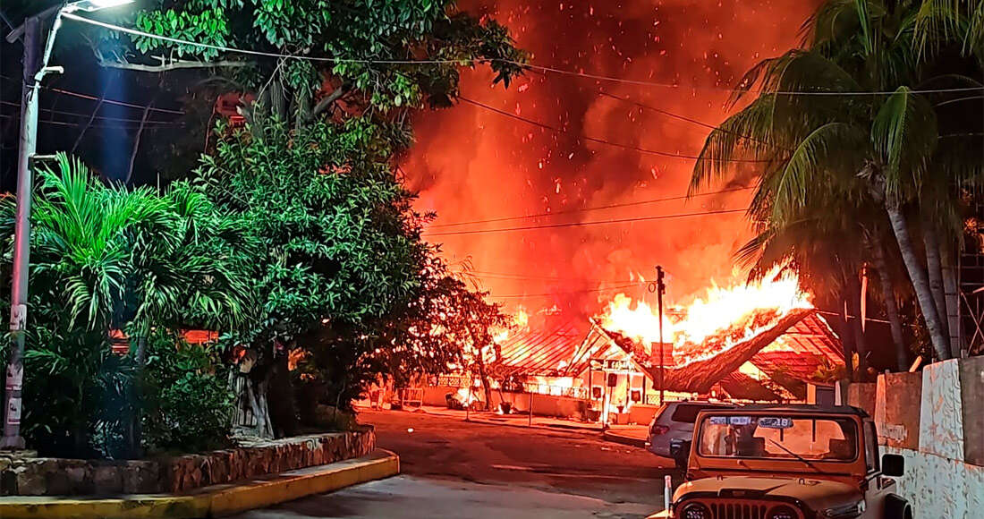 Acapulco: Sujetos incendian un restaurante en Caleta; 3 taxistas son asesinados