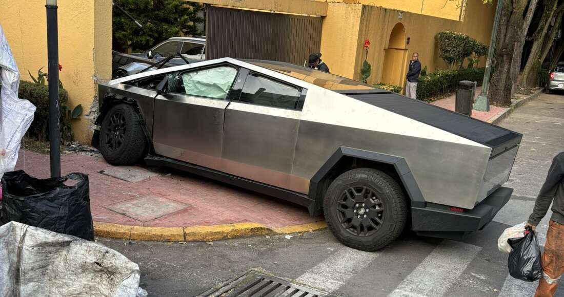 FOTOS y VIDEOS ¬ Cybertruck choca contra casa en la Miguel Hidalgo; conductor se fuga