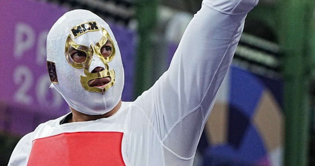 Carlos Sansores avanza a cuartos de final en taekwondo; sale con máscara de luchador