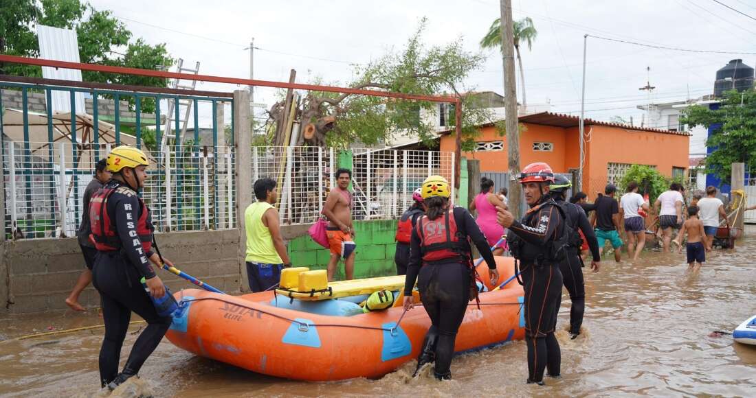 AMLO anuncia censo para los afectados por huracán en Acapulco; hay mil refugiados