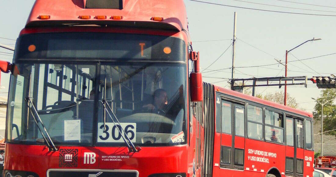 Metrobús sufre falla mecánica y ocasiona accidente con 7 automóviles; deja 4 heridos