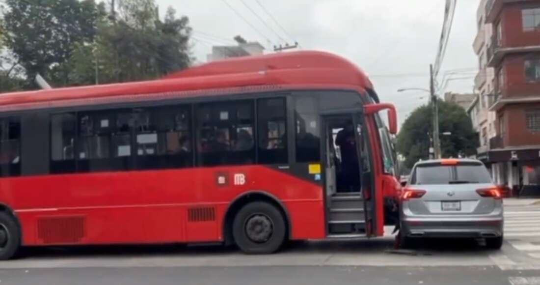 Unidad de Metrobús y una camioneta chocan sobre Eje Xola; reportan 12 lesionados