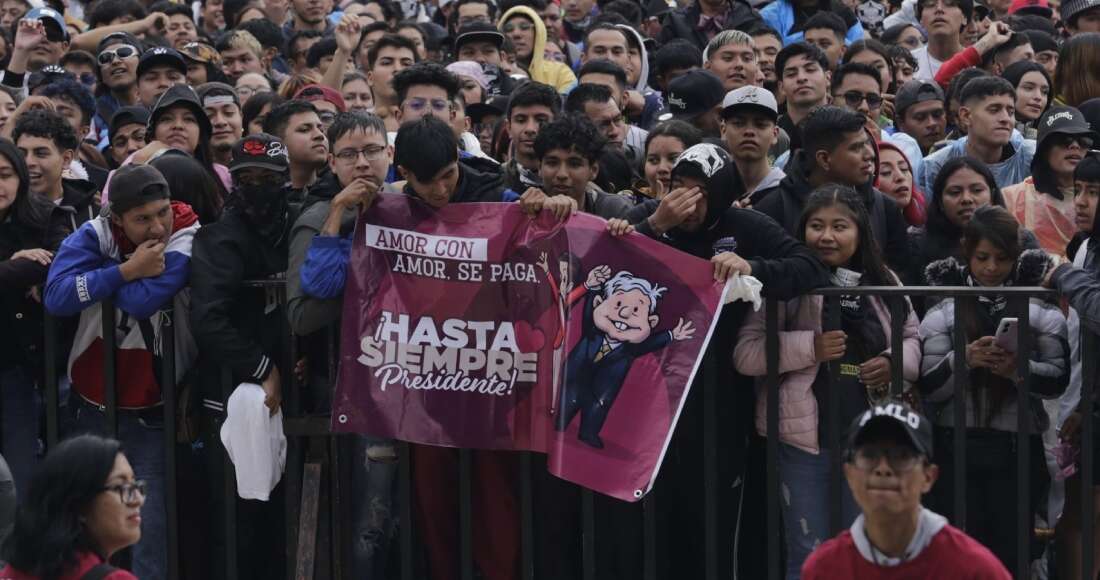 Miles de simpatizantes despiden a AMLO en un festival en el Monumento a la Revolución