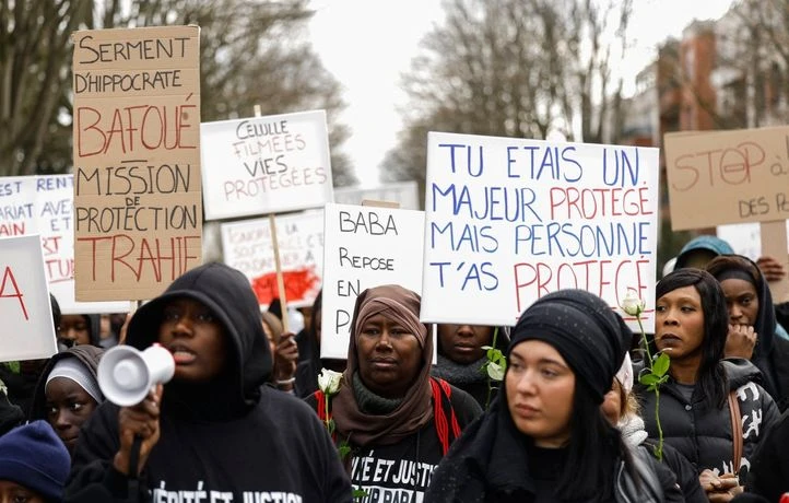 Marche blanche en hommage à un homme mort en garde à vue à Bagneux
