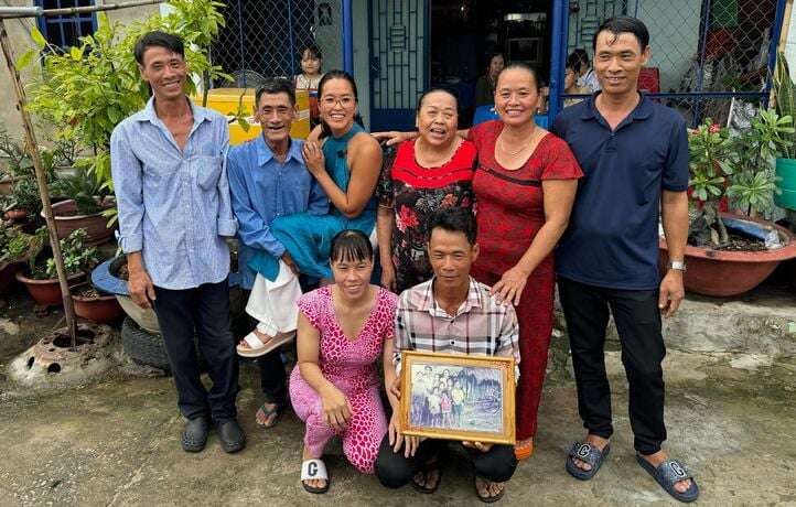 Trente ans plus tard, elle retrouve sa famille biologique grâce à une photo