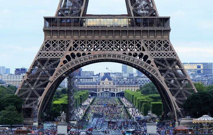 Il réalise un salto sur la tour Eiffel à 130 mètres du sol