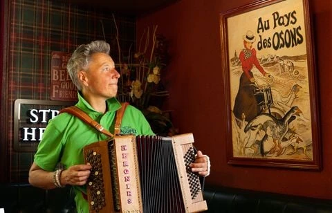 Elle veut battre le record du monde d’accordéon en jouant plus de 75 heures