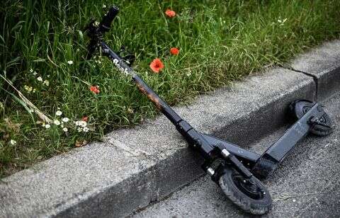 Un homme de 21 ans qui roulait sans casque en trottinette électrique chute et se tue