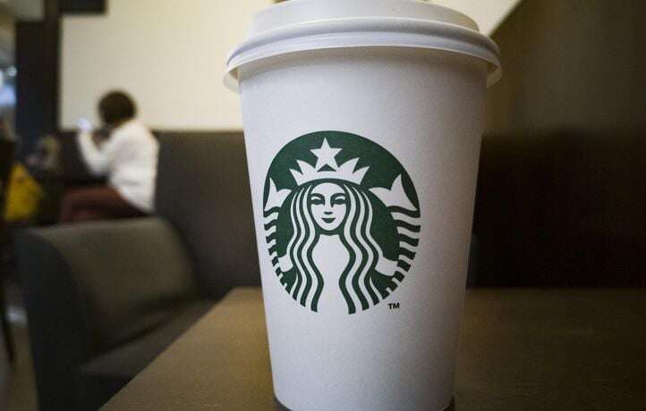 Brûlé par une boisson Starbucks, un livreur obtient 50 millions de dollars