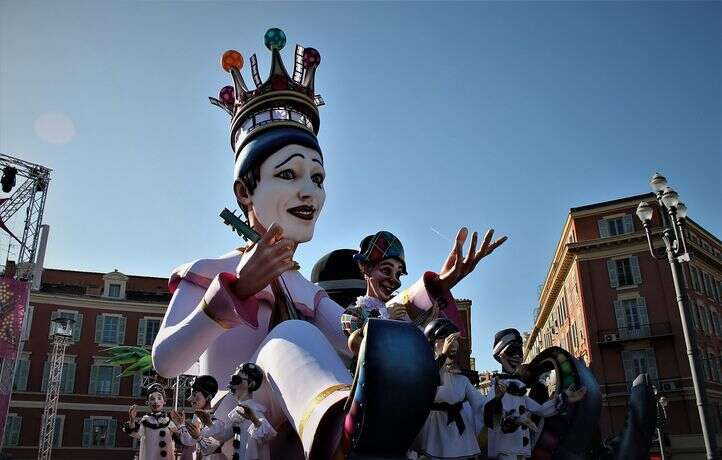 Les chars du carnaval d’Albi en préparation pour le grand défilé