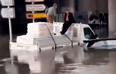 Marseille, ses rues et ses écoles sous les eaux dans une inondation éclair