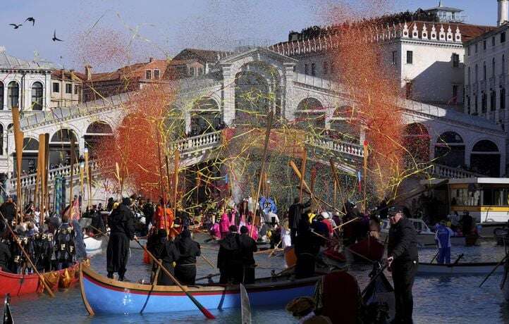 Regardez la foule compacte du Carnaval de Venise qui bloque les rues