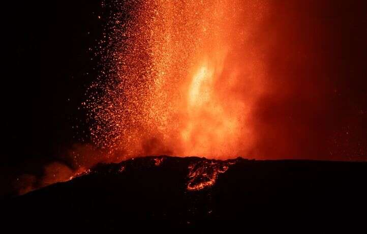 Les images spectaculaires de l’éruption du volcan Etna en Sicile