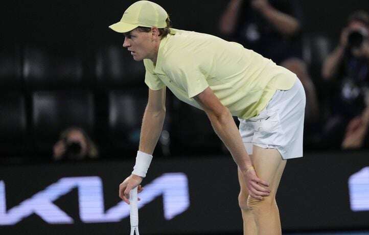 Malgré des crampes, Sinner écrase Shelton et rejoint Zverev en finale de l’OA