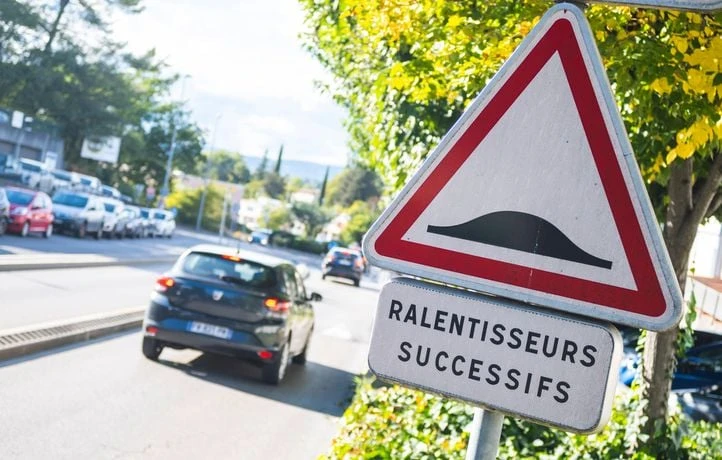 On vous explique cette histoire de dos d’ânes et ralentisseurs illégaux