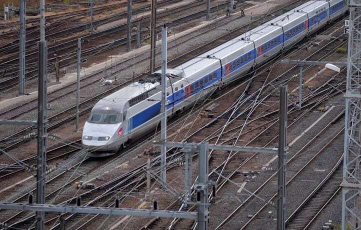 En retard, un TGV ne s’arrête pas en gare de Dijon et coince 48 passagers