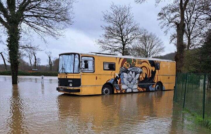 La famille en panne a dû abandonner son bus « inondé et encerclé par l’eau »