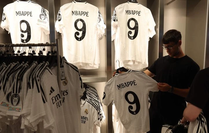 EN DIRECT Présentation de Mbappé au Real Madrid : 80.000 personnes au Bernabeu pour accueillir le Français à midi...