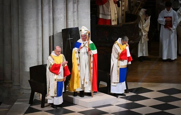 Les prêtres de Notre-Dame étaient-ils aux couleurs des francs-maçons ?