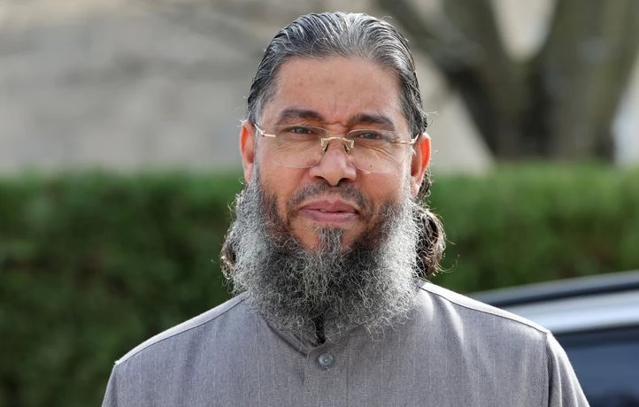 Le maire et sa famille menacés, l’imam expulsé « appelle au calme »
