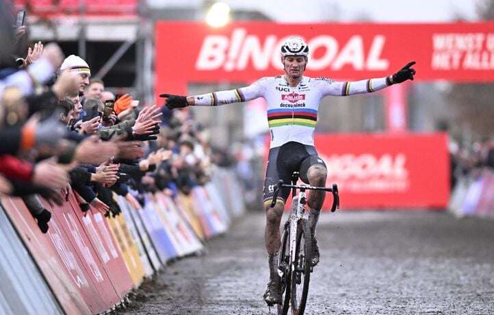 Van der Poel déboule sur une manche de Coupe du monde en Lamborghini