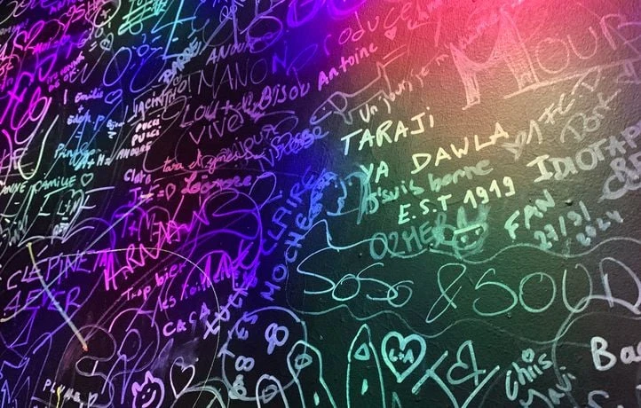 On a percé le mystère des gens qui font des tags dans les toilettes des bars